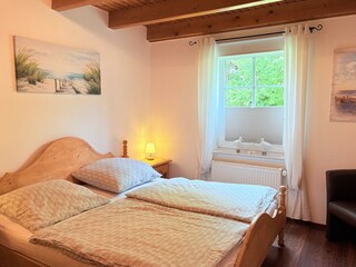 Schlafzimmer EG mit Smart TV (kein Sat)