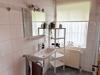 Bad mit Dusche und Waschmaschine