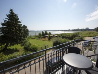 Blick vom Balkon zum Badesteg