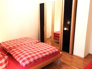 Elternschlafzimmer Ansicht Doppelbett Schrank