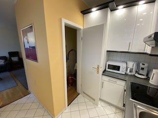 Küche / Blick in den Abstellraum