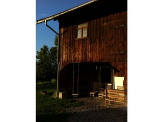 Blick auf Scheune und Freisitz