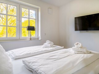 Schlafzimmer jeweils mit TV's und genügend Ablagefläche