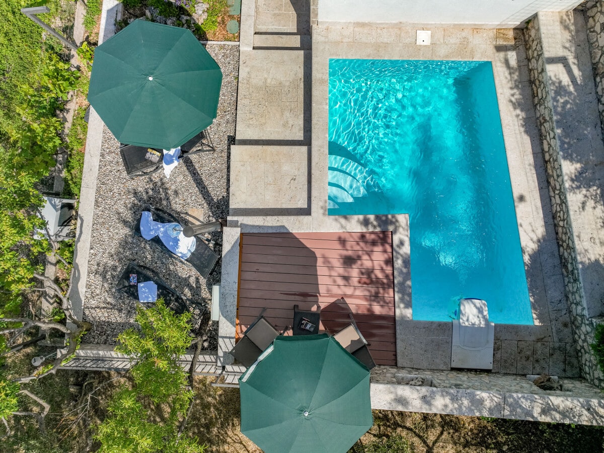 Villa Kety-Pool und Terrasse