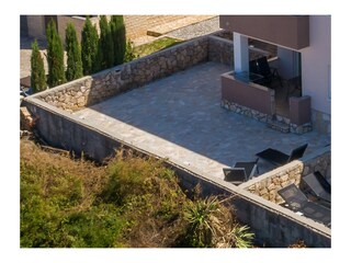 große Terrasse, voll eingezäunt, Meerblick