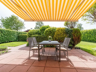 Terrasse mit Gartengruppe und Markise