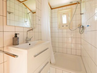 Badezimmer 2 mit Dusche und Waschbecken