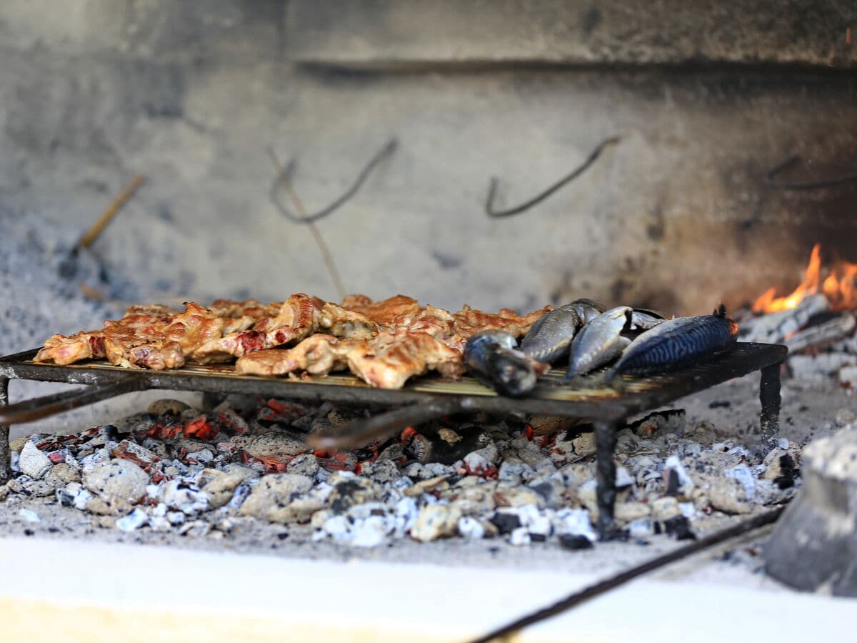 Fische und Fleisch am Grill sind beleibt.