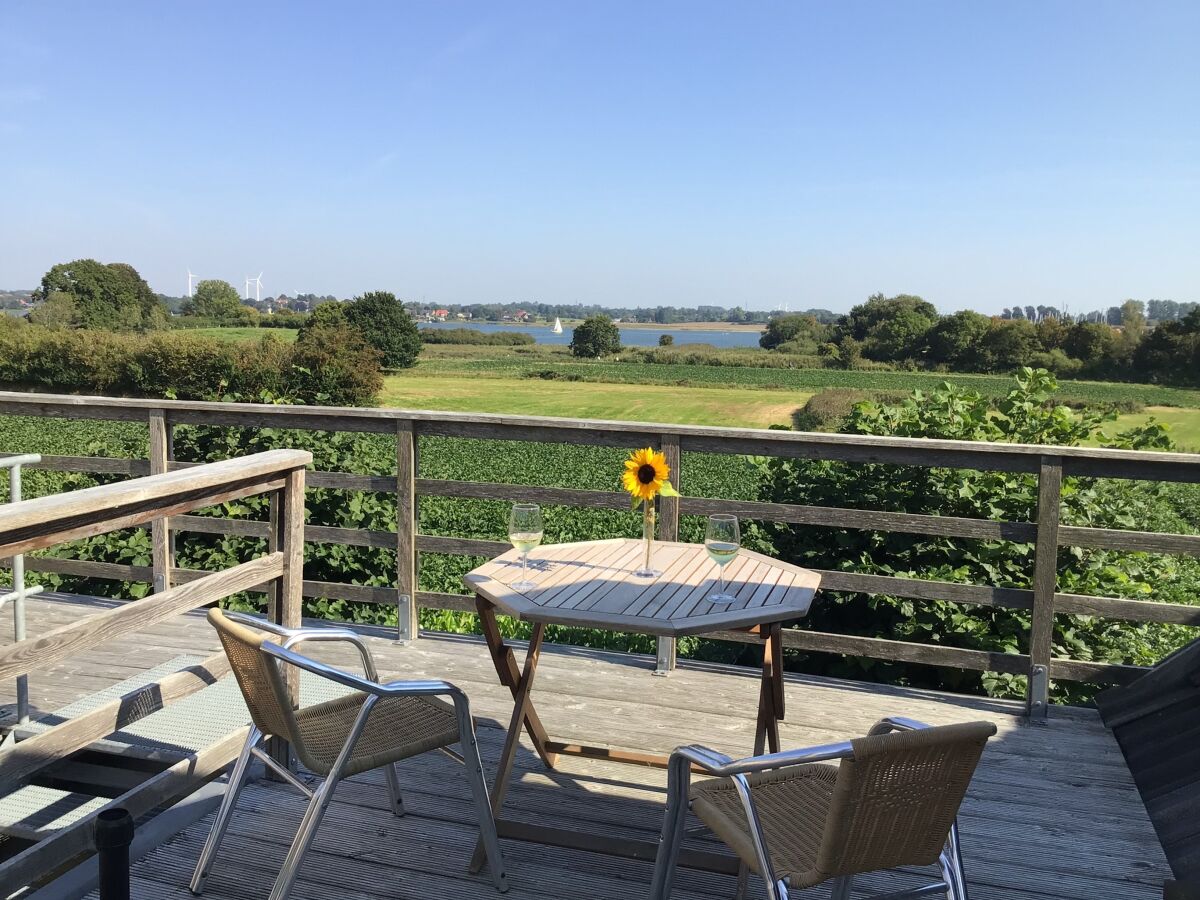 Von der Terrasse aus blickt man auf die Schlei