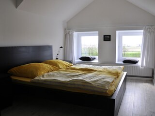In einem der Schlafzimmer steht ein Doppelbett (1,80m)