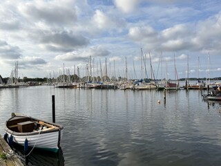 In Arnis gibt es Liegeplätze für Boote und Schiffe.