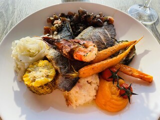 Fischgericht am Strand Sued