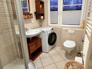 Duschbad mit Waschtrockner