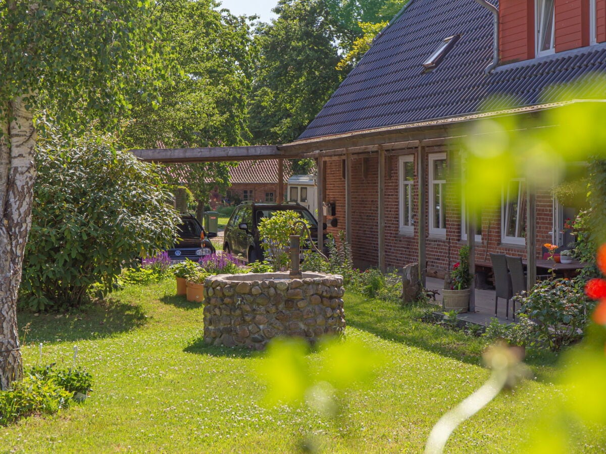 Garten, Terrasse & Brunnen