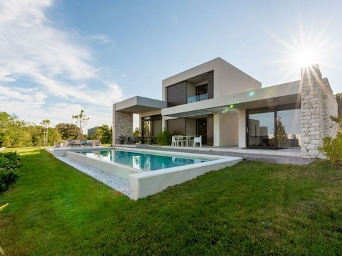 Villa Adoral