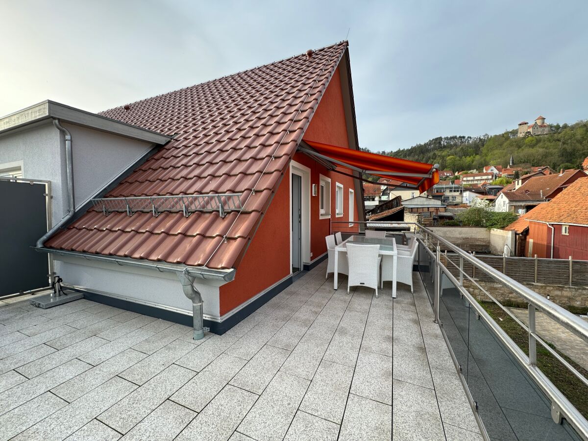 große Terrasse mit Blick auf Burg Normanstein