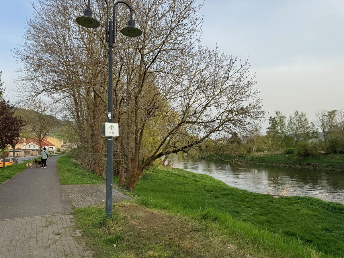 Ufer der Werra mit Radweg