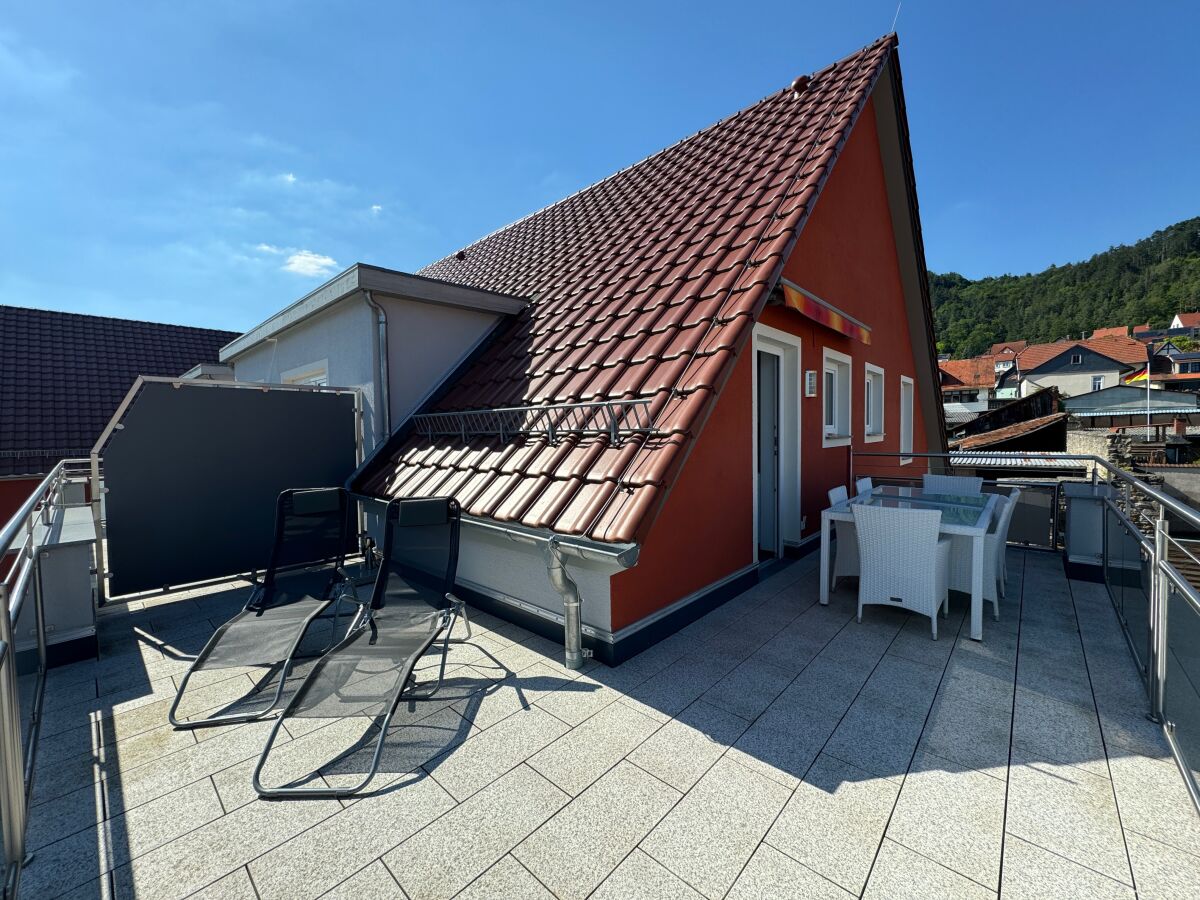 Terrasse mit Sonnenliegen