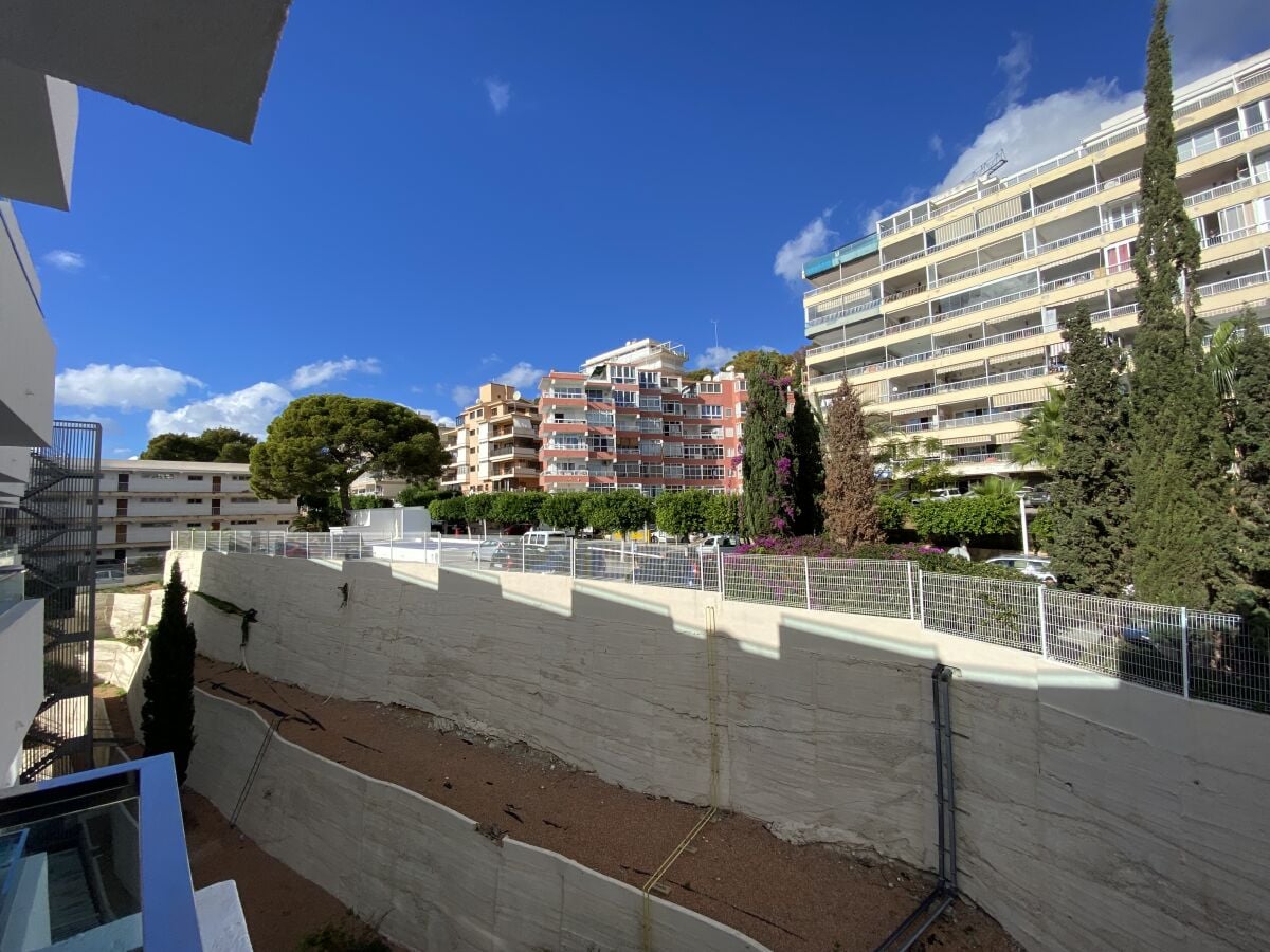 Blick vom Balkon auf die Umgebungsstraße