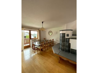 Wohnzimmer_Kachelofen_Tisch