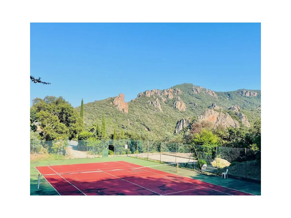 Tennisplatz in der Nähe