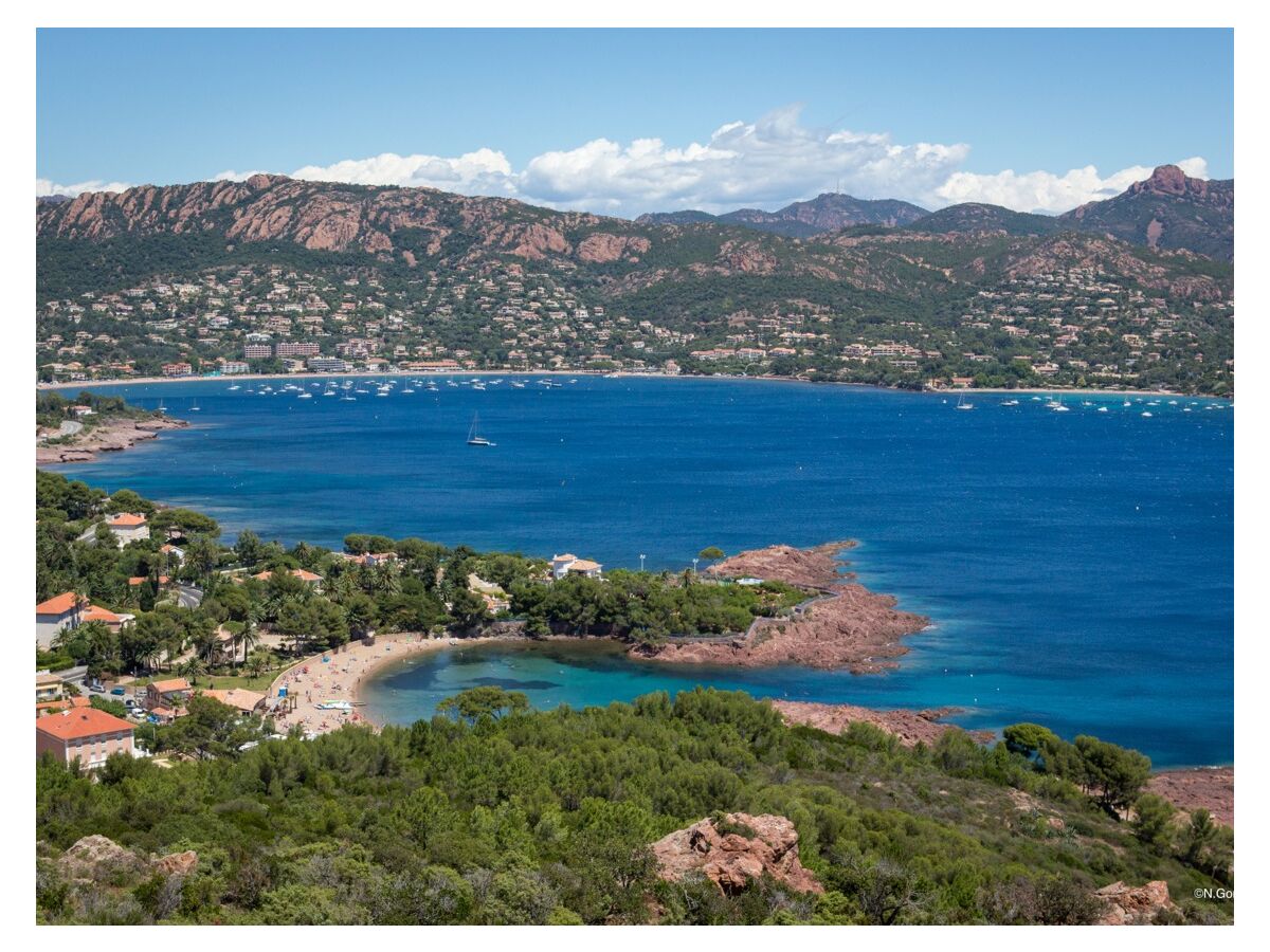 das Meer hinter dem Esterel-Gebirge