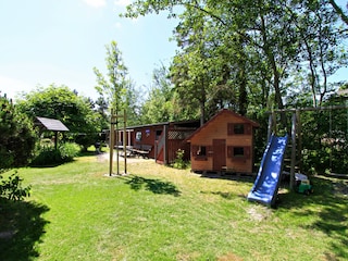 Spielhaus mit Rusche und Schaukel