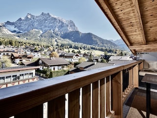 möblierter Balkon mit Zugspitzblick