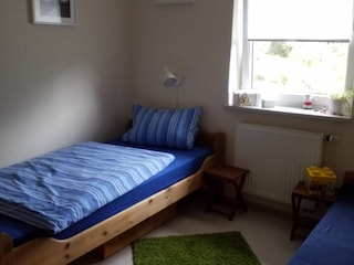 Schlafzimmer mit zwei Einzelbetten