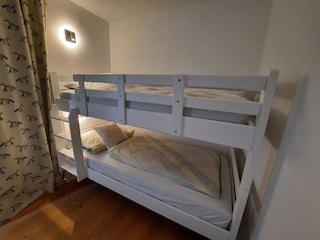 Stockbett offene Schlafnische mit Vorhang