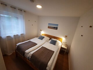 Schlafzimmer mit Doppelbett