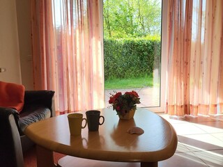 Wohnbereich mit Blick auf die Terrasse