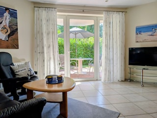 Wohnbereich mit Blick auf die Terrasse