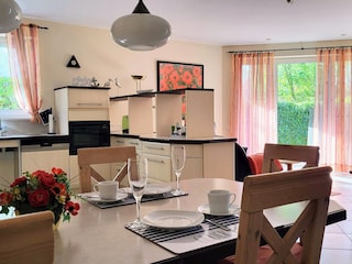 Esstisch mit Küchenbereich