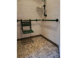 Dusche (separater Duschstuhl mit Lehne vorhanden)