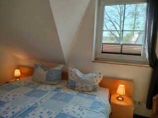 Schlafzimmer mit Doppelbett