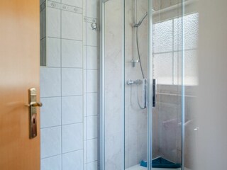 Bad mit Dusche und WC im EG