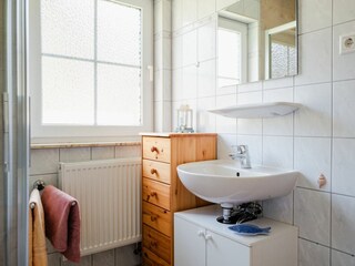 Bad mit Dusche und WC im EG