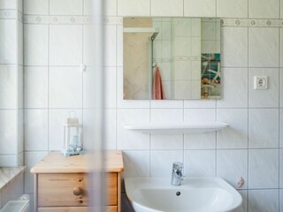Bad mit Dusche und WC im EG