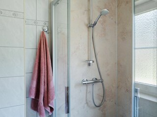 Bad mit Dusche und WC im EG