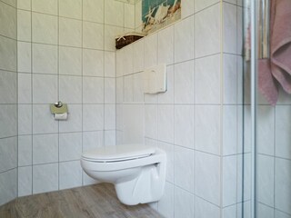 Bad mit Dusche und WC im EG