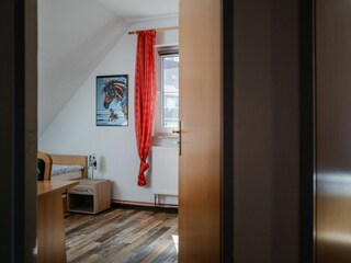 Schlafzimmer mit zwei Einzelbetten
