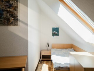 Schlafzimmer mit zwei Einzelbetten