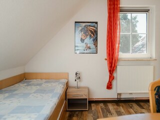 Schlafzimmer mit zwei Einzelbetten