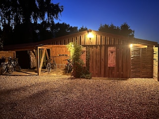 Fahrradunterstand und Parkplatzbeleuchtung