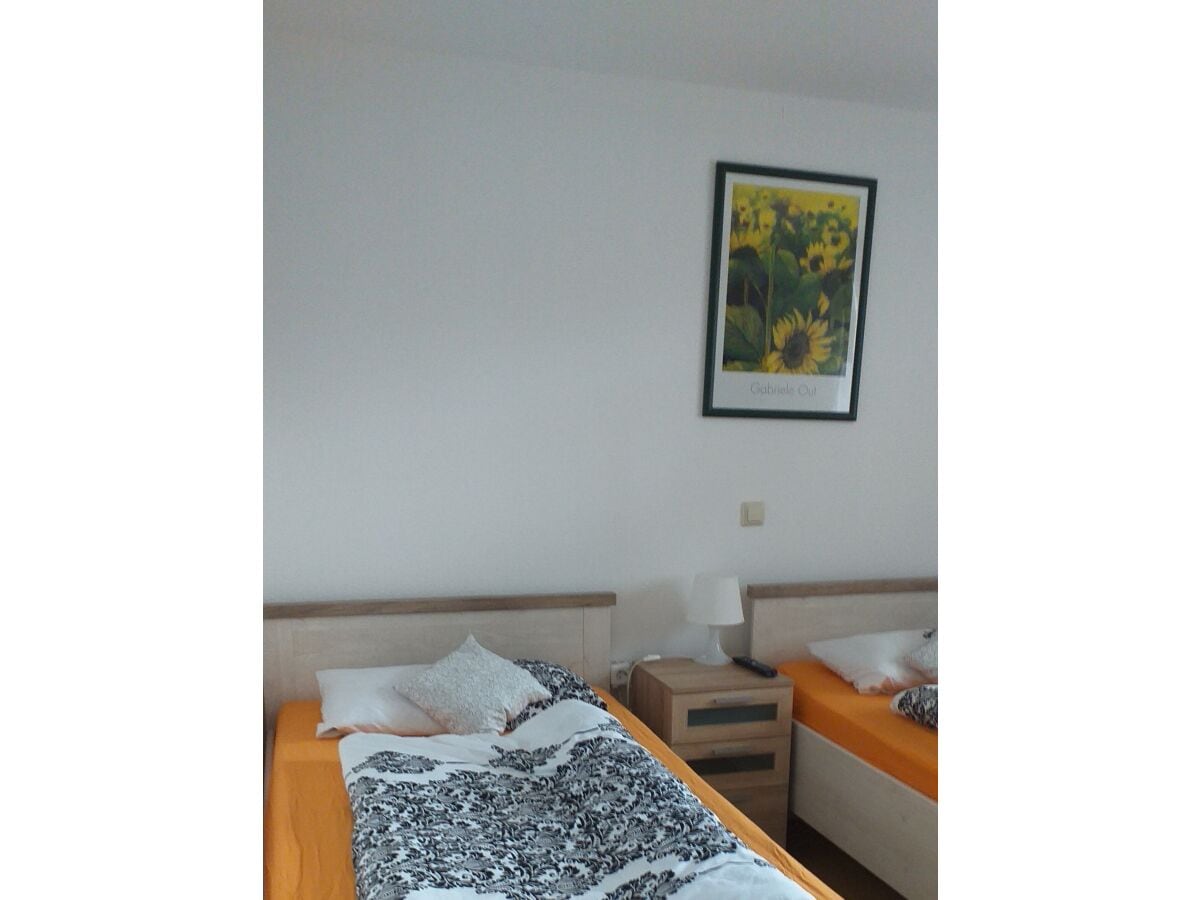 Schlafzimmer mit 2 Einzelbetten und TV