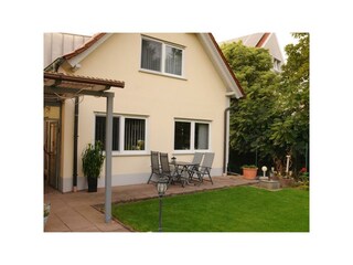 Sitzgelegenheit am Haus