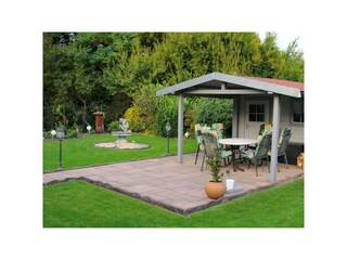 Sitzgelegenheit mit Grill am Gartenhäuschen