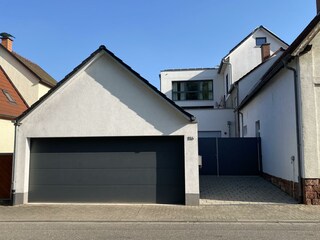 Haus und Parkplatz