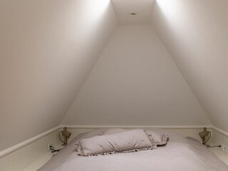 Im Dachgeschoss befindet sich ein Ruheraum mit Tagesbett.